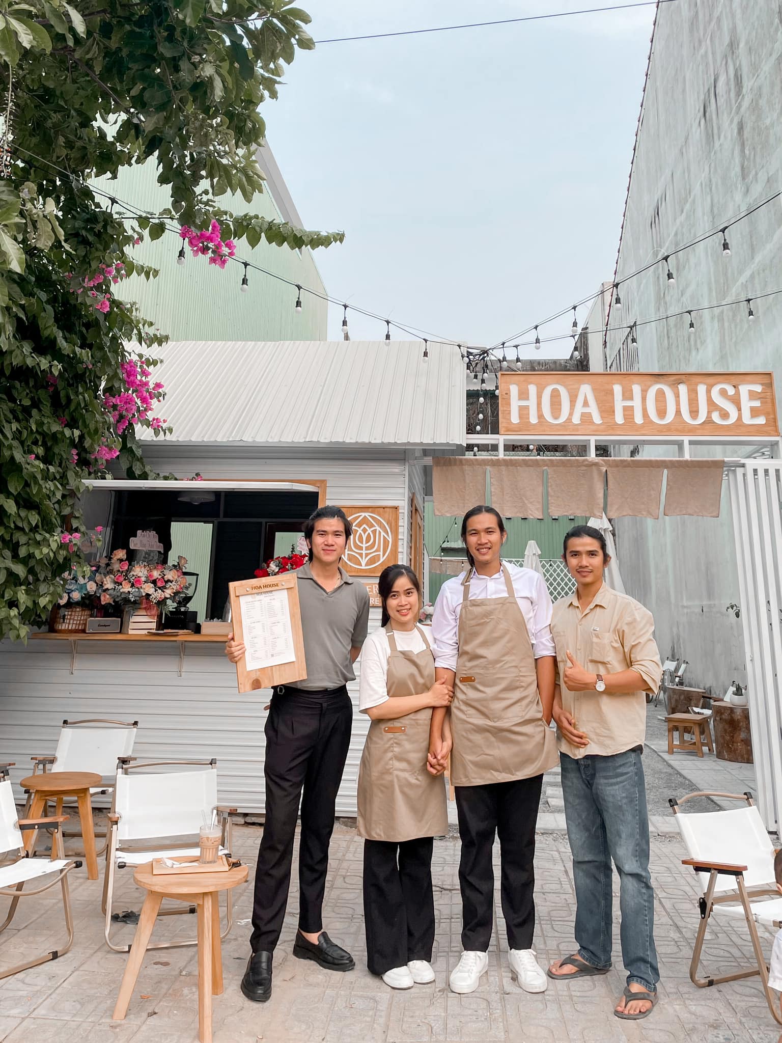 Huỳnh Nhân Quốc cùng Hồ Thị Hoài Quyên ở Hoa House