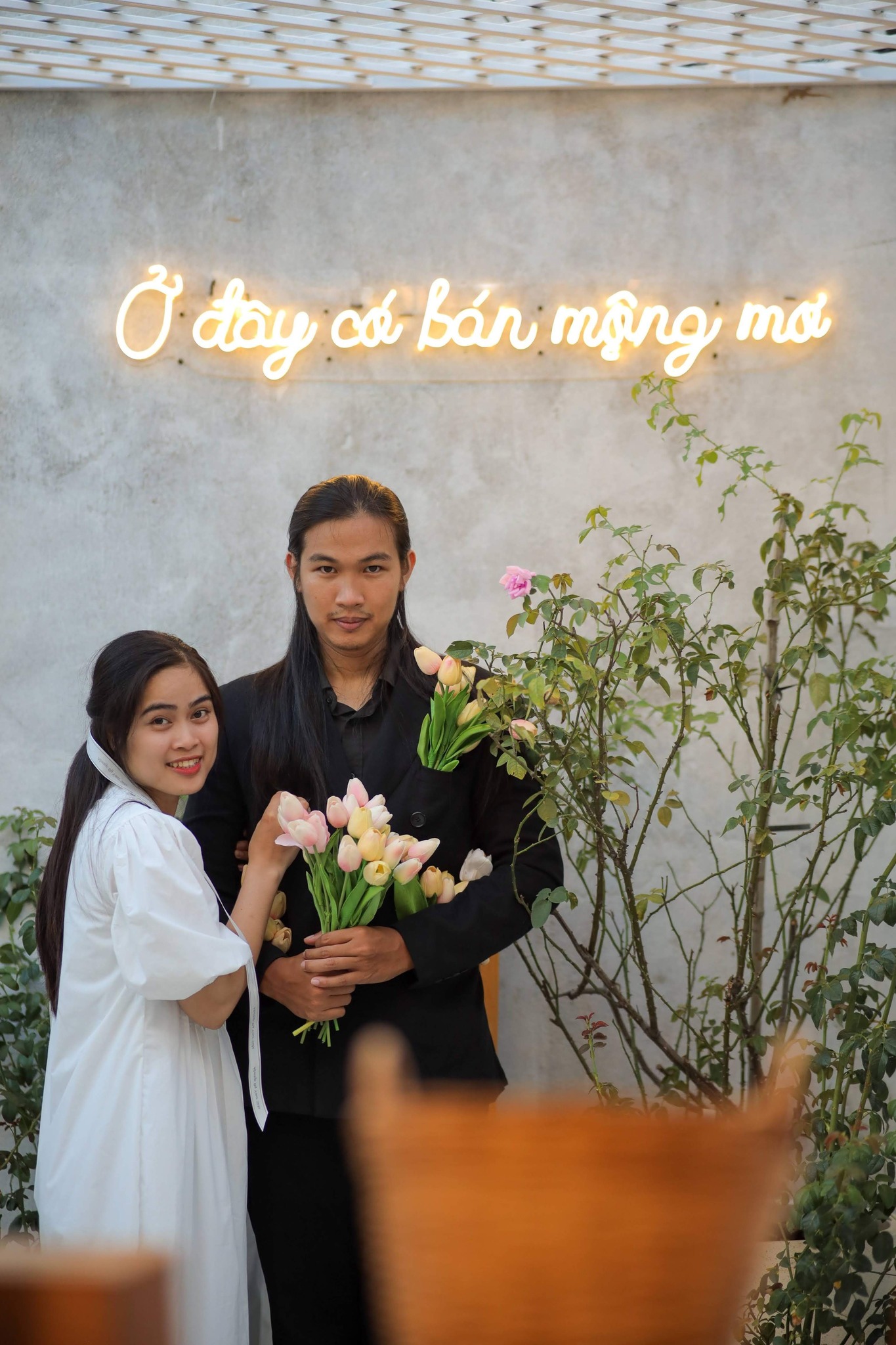 Huỳnh Nhân Quốc cùng Hồ Thị Hoài Quyên ở Hoa House