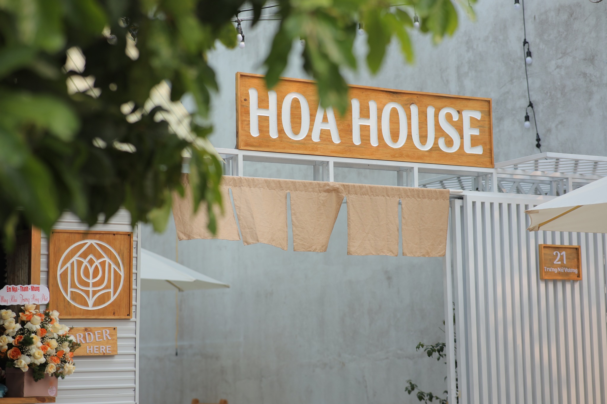 Huỳnh Nhân Quốc cùng Hồ Thị Hoài Quyên ở Hoa House
