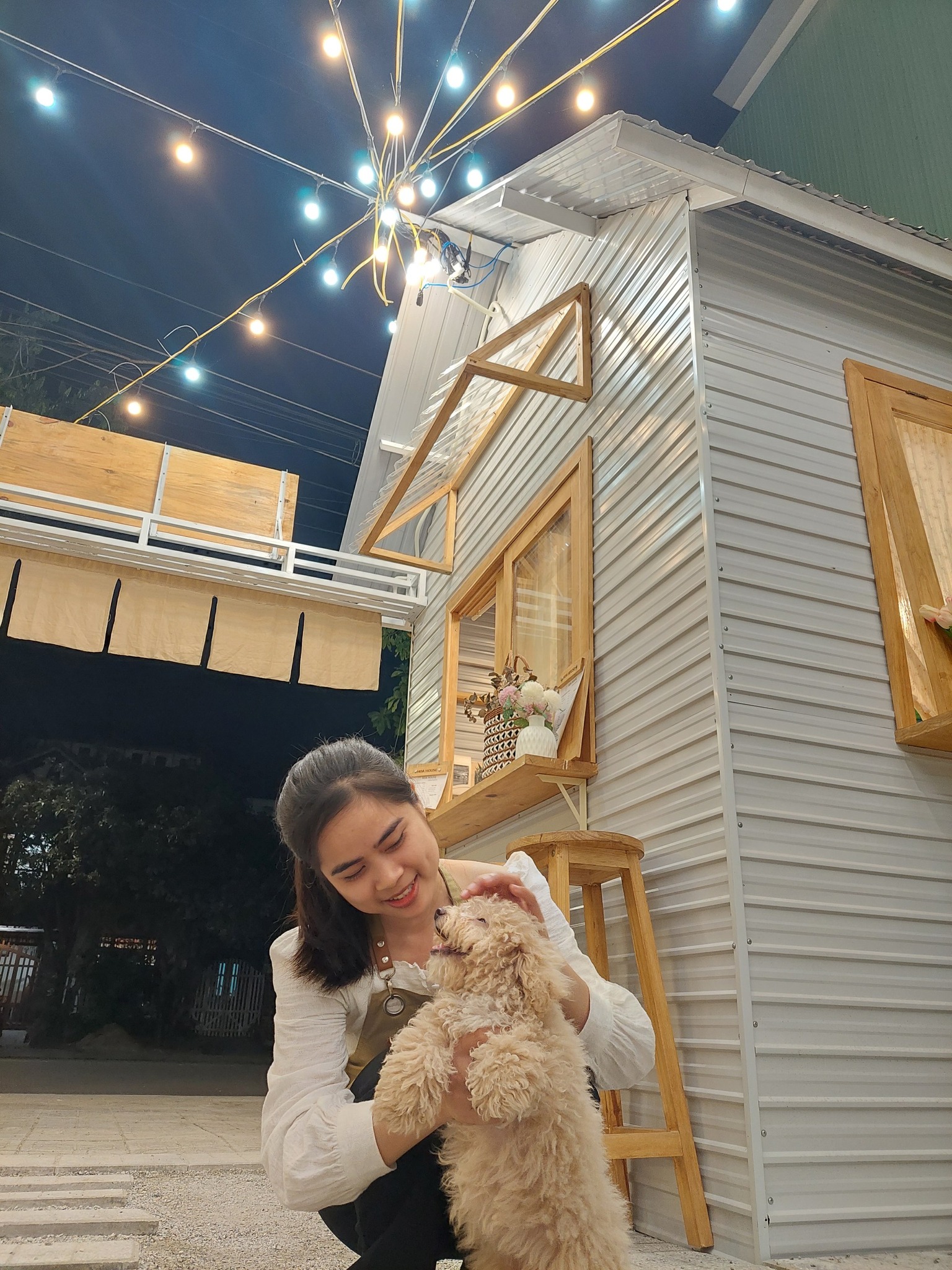 Huỳnh Nhân Quốc cùng Hồ Thị Hoài Quyên ở Hoa House